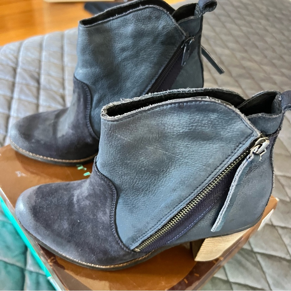 Diba True Women's Navy Suede Ankle Boots. Never Worn